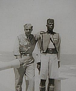 Amerikansk soldat sammen med koloni soldat